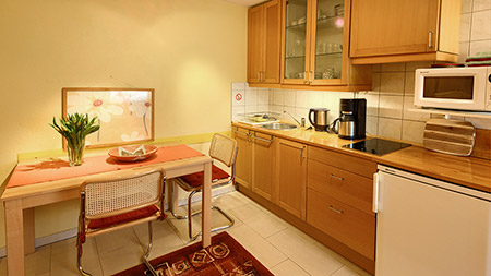 Voll ausgestattete Küchenzeile und Esstisch