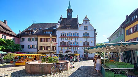 Wochenmarkt auf dem Staufener Rathausplatz